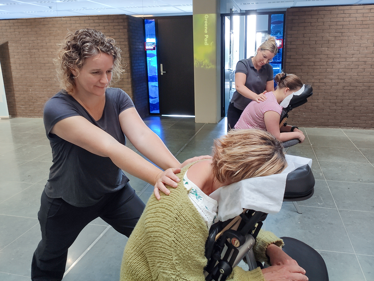 stoelmasseur bezig met massage in Emmen
